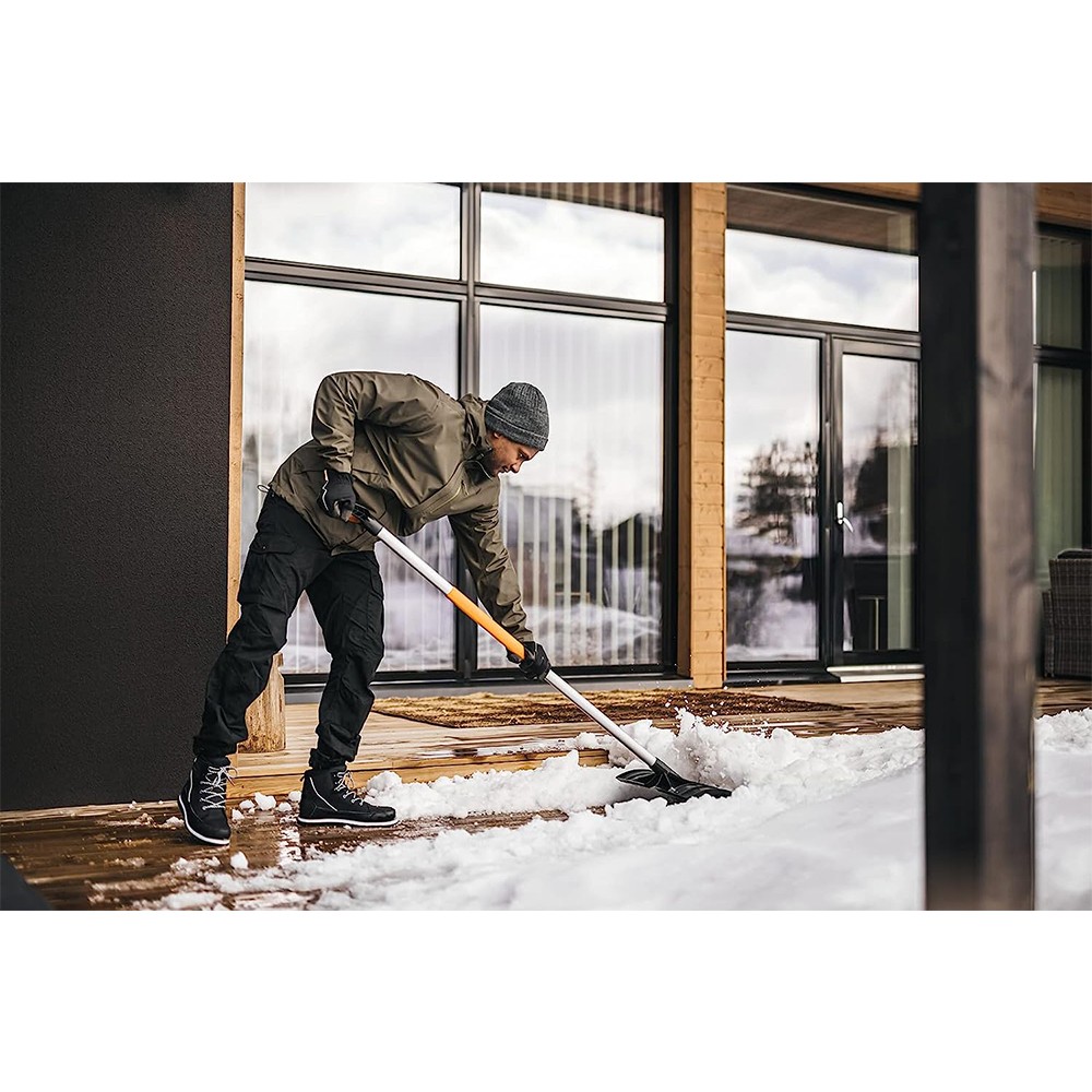 Лопата Роллер для збирання снігу Fiskars SnowXpert Roller X-series 1057179