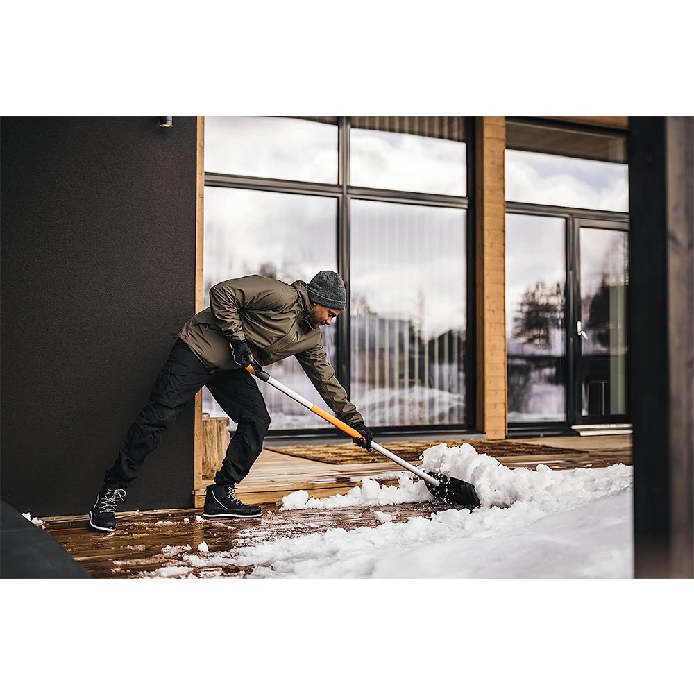 Лопата Роллер для збирання снігу Fiskars SnowXpert Roller X-series 1057179