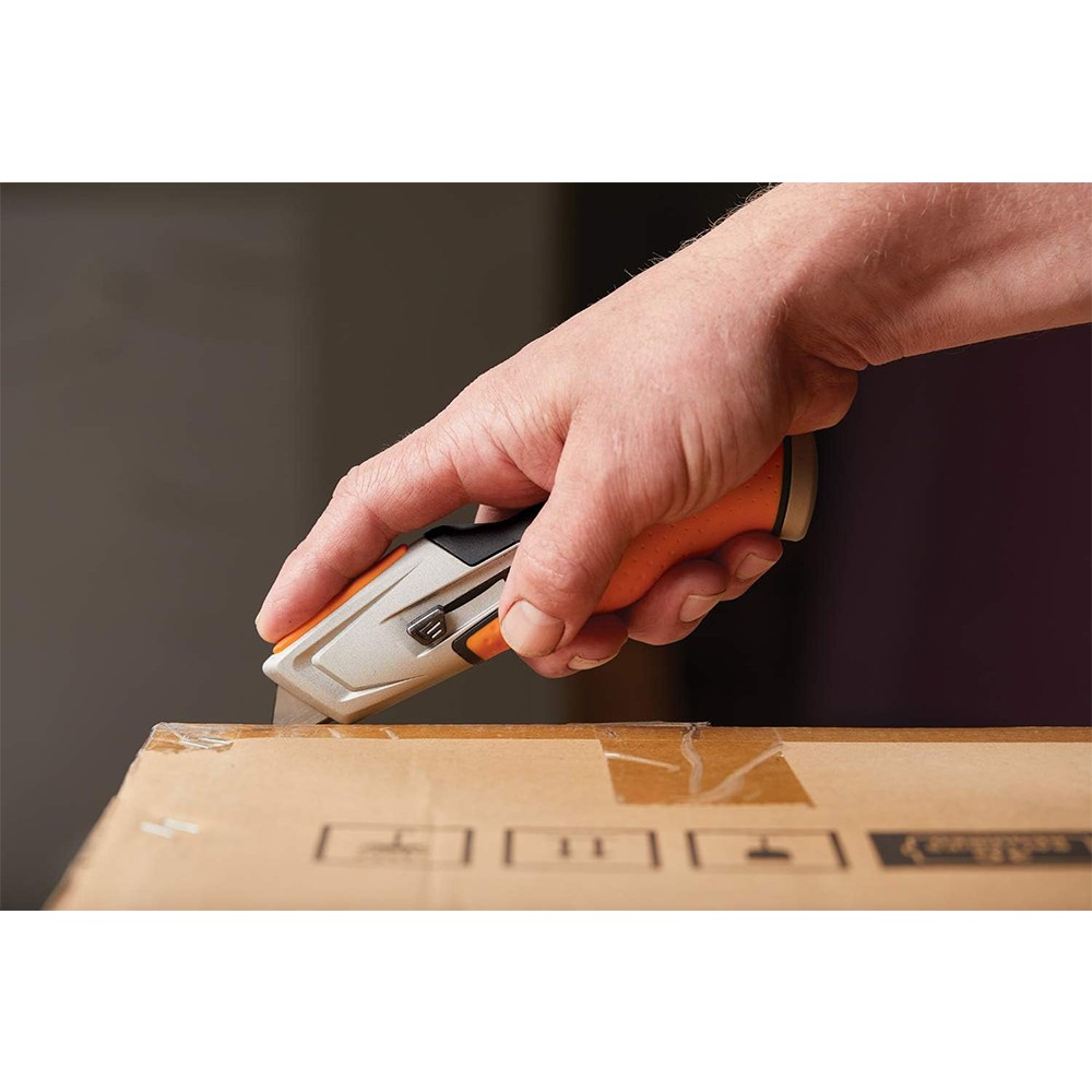 Висувний ніж Fiskars Pro CarbonMax 1027223