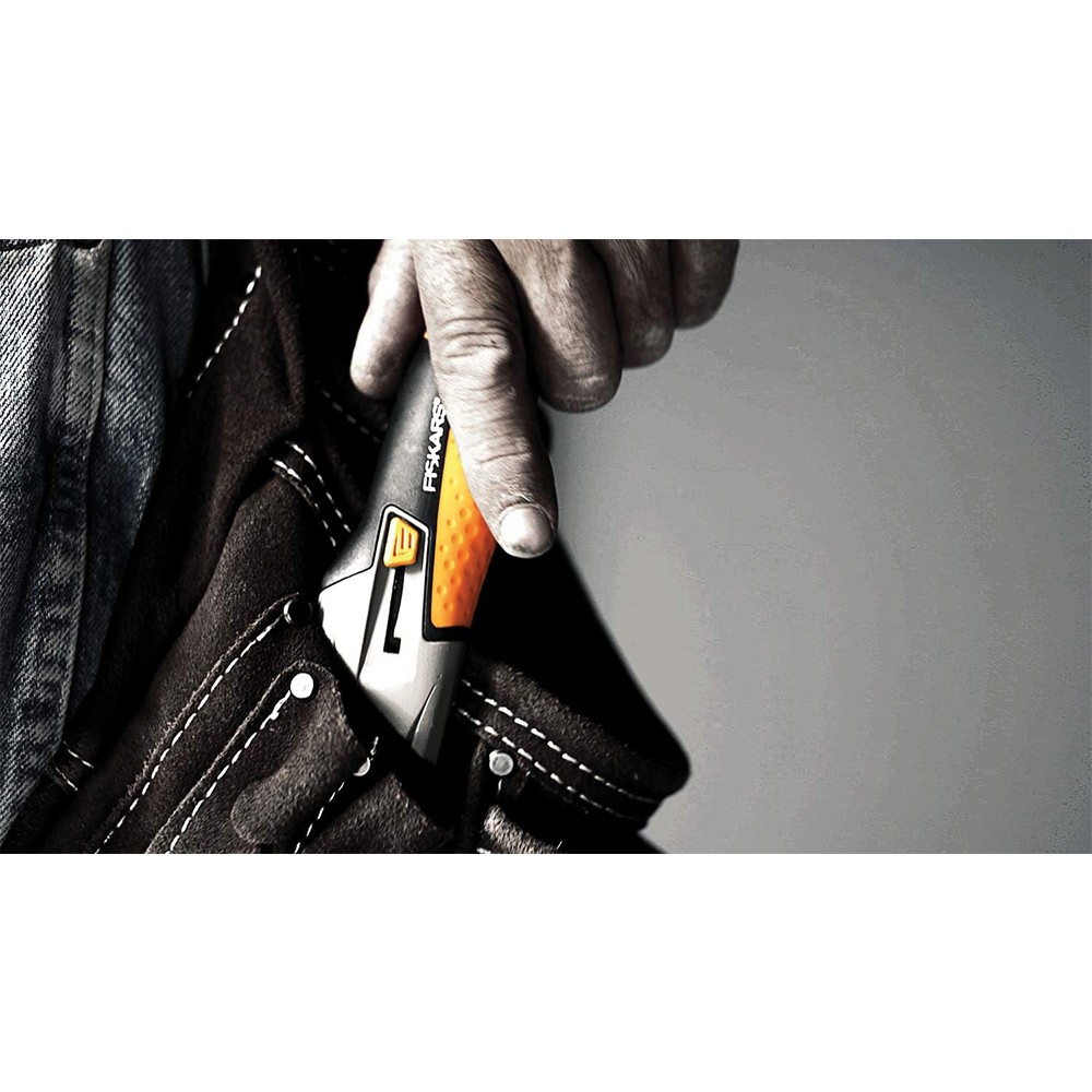 Висувний ніж Fiskars Pro CarbonMax 1027223