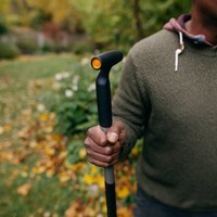 Лопата-граблі для листя Fiskars Ergonomic 1077116