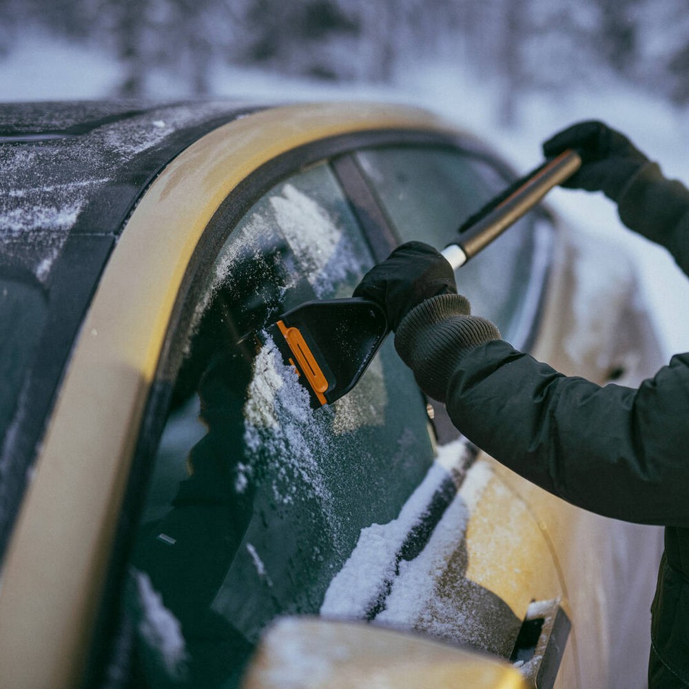 Щітка-скребок Fiskars Plus 1078495