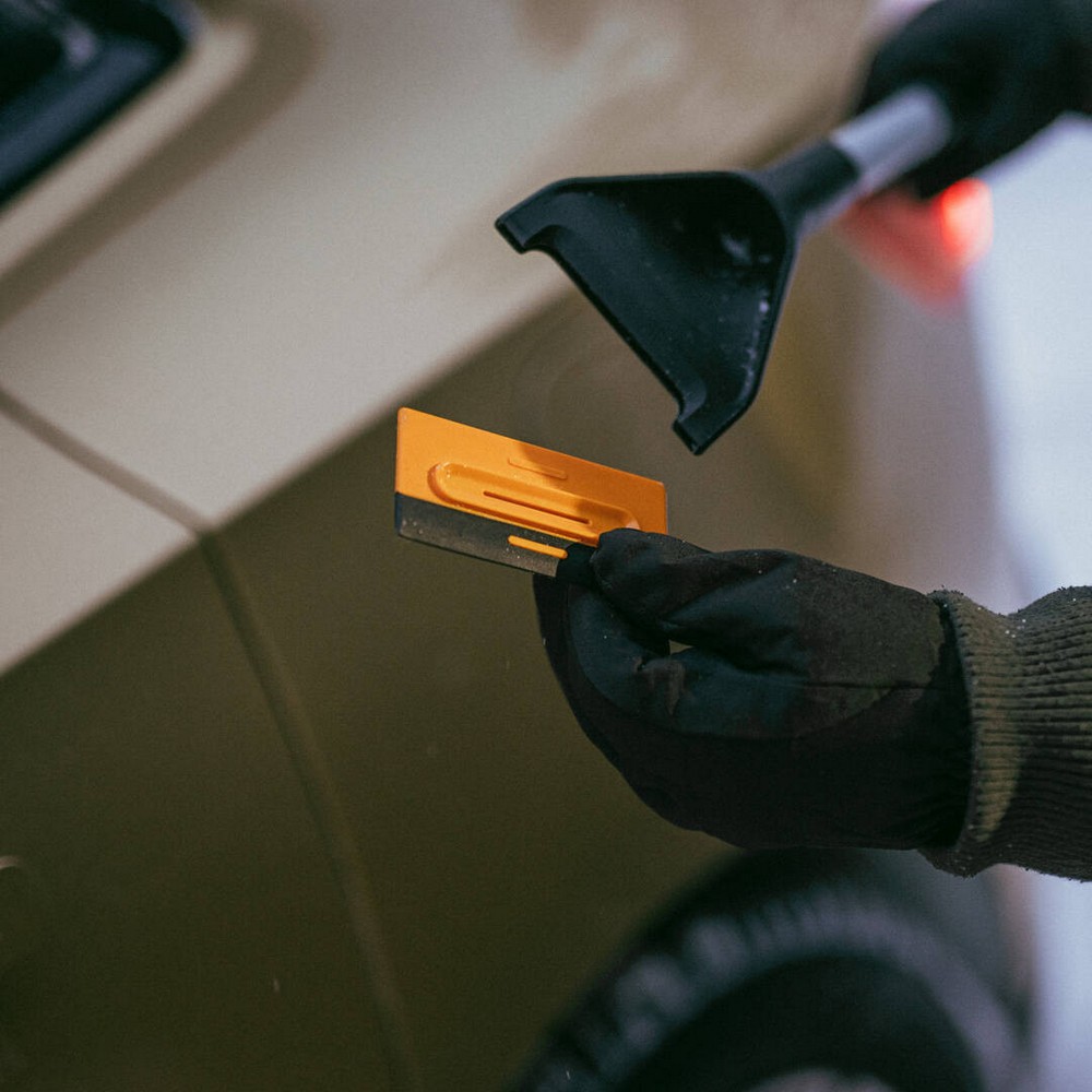 Щітка-скребок Fiskars Plus 1078495