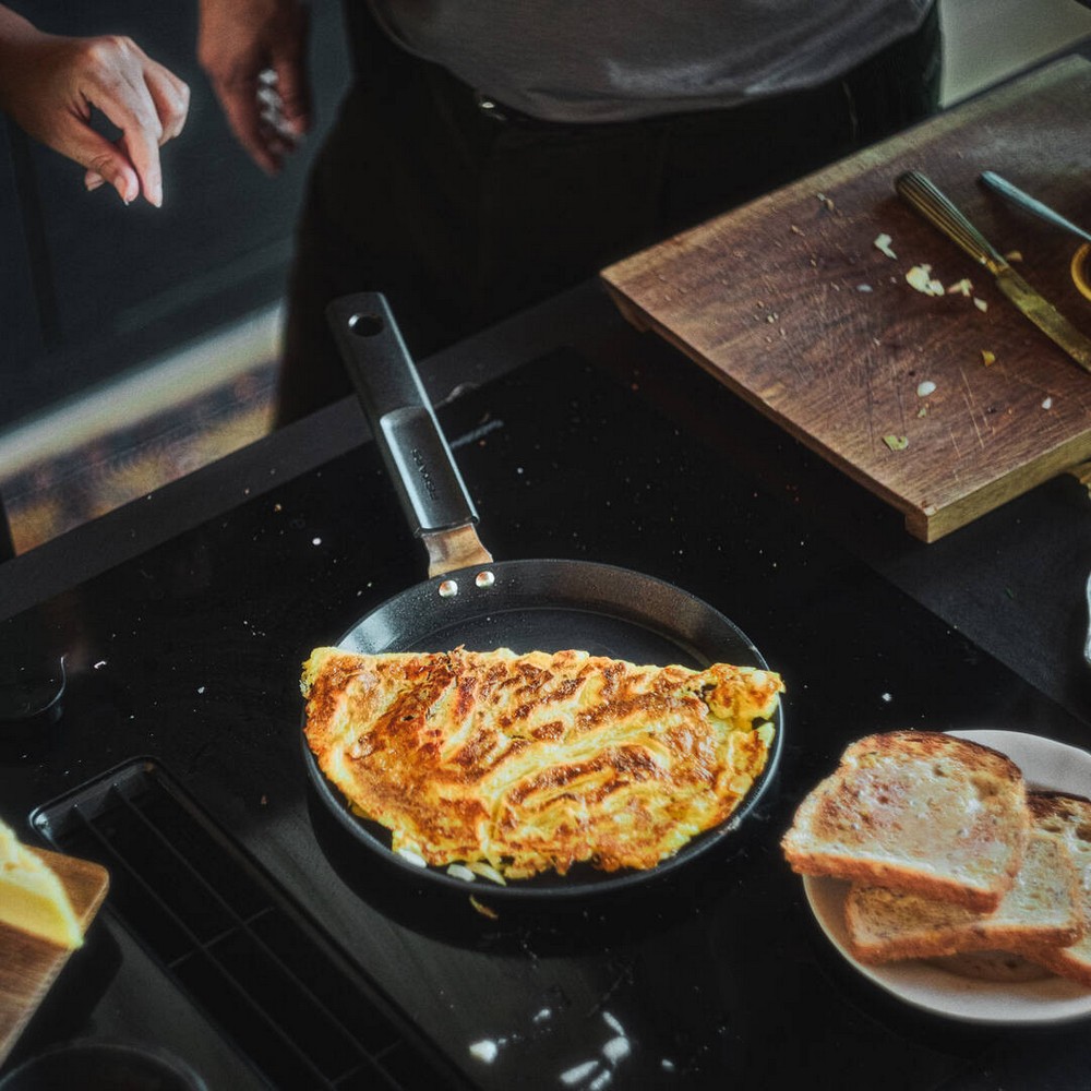 Сковорода для омлетів та млинців Fiskars Hard Face 22 см 1075522